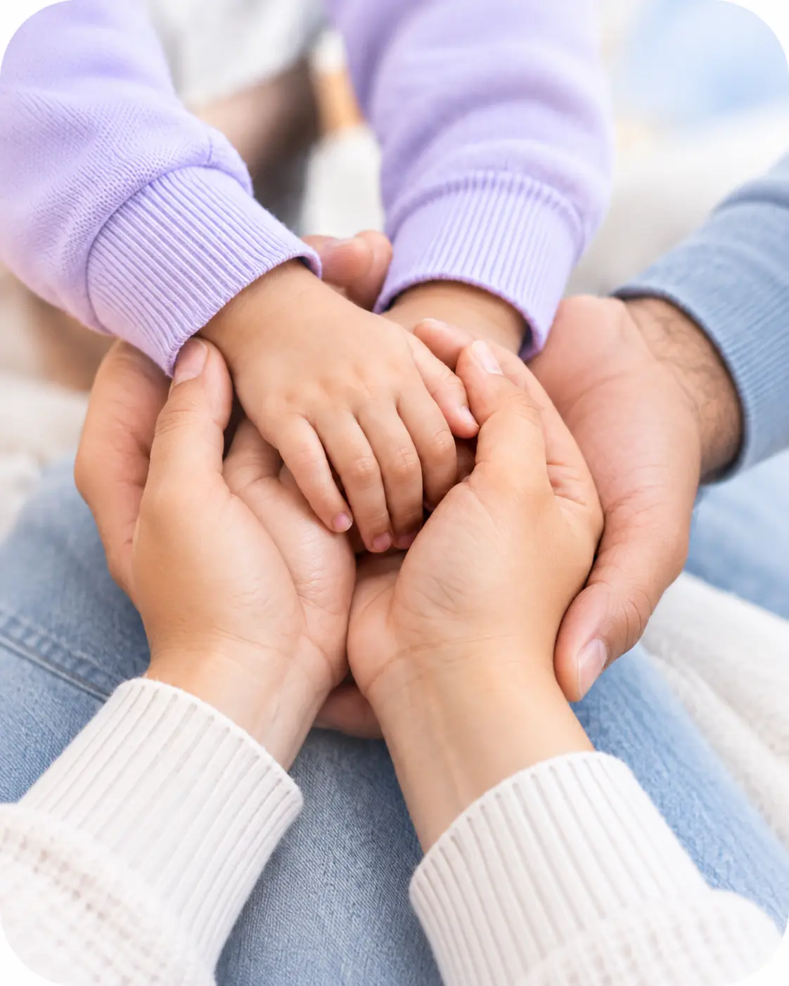 Mãos de uma família unidas representando conexão e cuidado